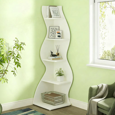 Bibliothèque murale d'angle à 5 niveaux avec rangement robuste pour les livres et la décoration dans des espaces compacts.