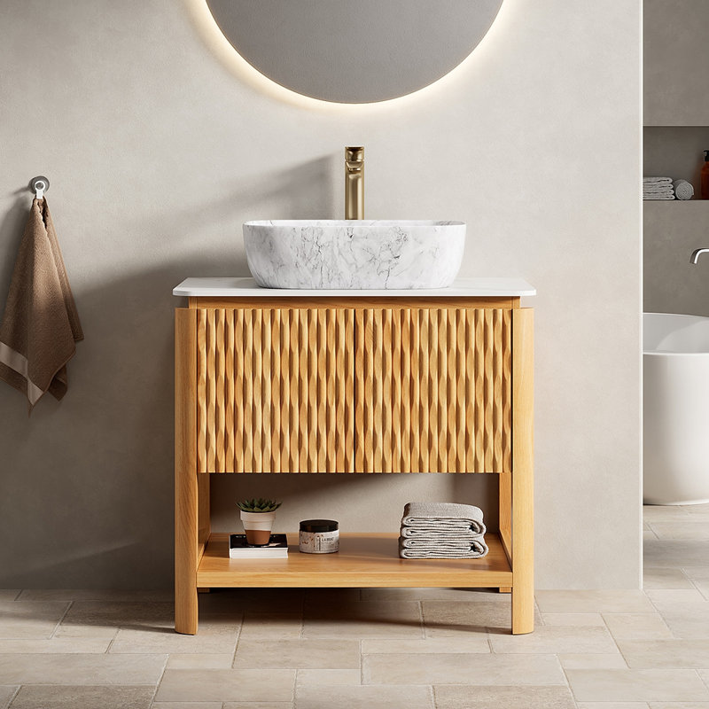 Meuble-lavabo de salle de bain, meuble de rangement autoportant en contreplaqué avec 2 portes en bambou texturé et tablette ouverte, lavabo en céramique à motif marbré et plateau en pierre frittée de Carrare