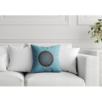 Housse de coussin d'intérieur bleue Kamron avec motif central circulaire brun.