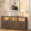 Buffet de 170 cm avec éclairage DEL et prises électriques, en noyer, avec 6 portes cannelées en forme de V et étagères réglables, pouvant servir de coin café ou de meuble TV.