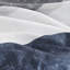 Literie simple bleue / grise avec édredon à rayures. . Comprend l'édredon, les taies décoratives, les draps et les taies d'oreiller. Convient à un matelas de 14 po ou moins. Lavable à la machine. Draps de lit élégants. Tissu. Rembourrage.