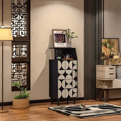 Armoire en noyer avec poignées en métal