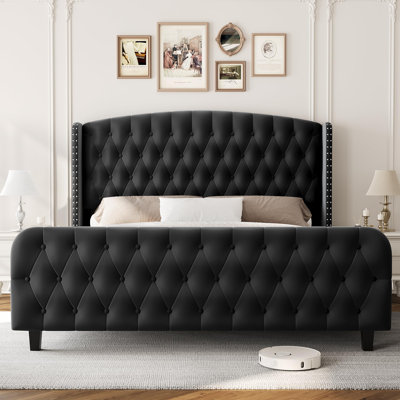 Très grande base de lit avec tête de lit capitonnée à oreilles capitonnée et plateforme en velours avec pied de lit