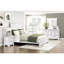 Structure de lit grand format avec finition blanche, conception élégante à panneaux, tête de lit et meubles de chambre à coucher, détails de sommier requis, nécessaire-490806662