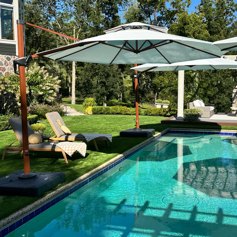 Grand parasol en porte-à-faux rond en bois avec base à roulettes, 132 po, crème, Crème