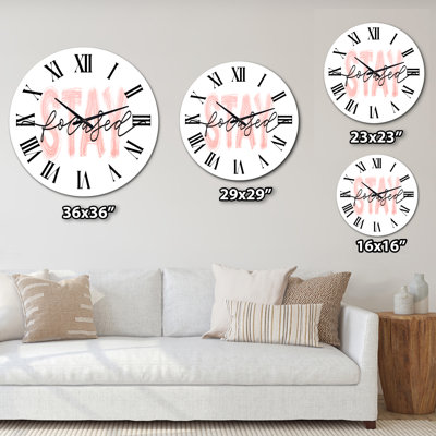 Restez concentré en citation rose et noire - Horloge murale moderne