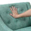 Élégante chaise d'appoint avec dossier à boutons et structure en contreplaqué fiable avec pieds rembourrés-628175149