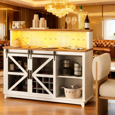 Armoire à vin avec portes de grange coulissantes et grillage en métal, offrant un éclairage à DEL de 60000 couleurs, idéale pour déguster des fêtes dans la cuisine ou la salle à manger.