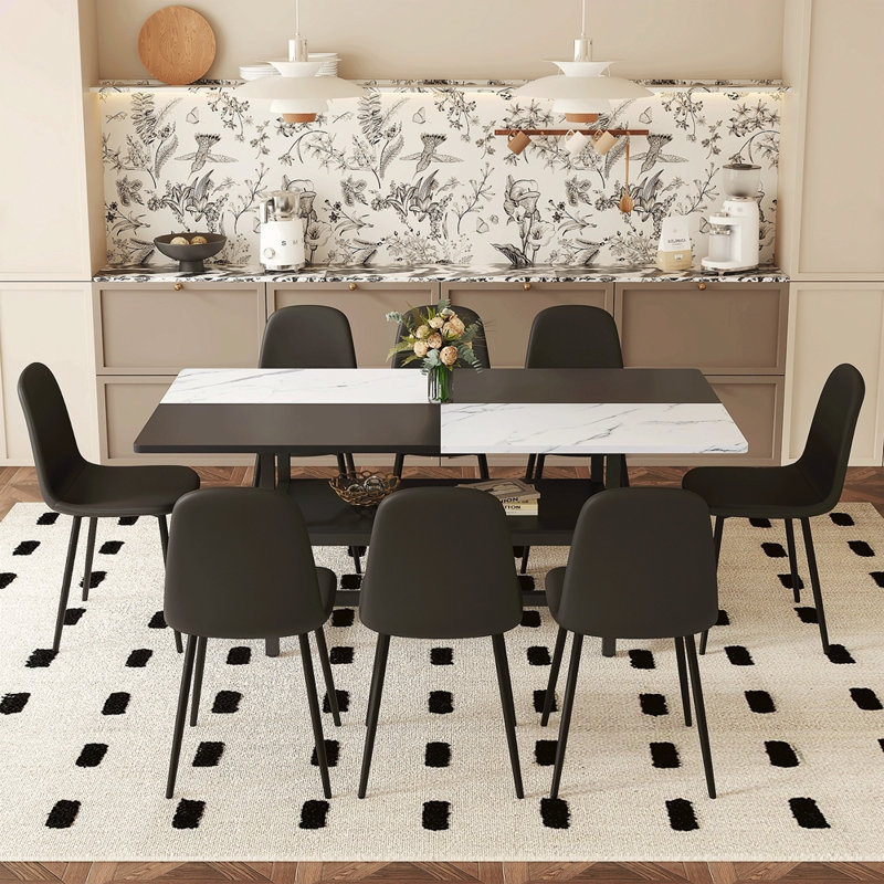 Ensemble de table et de chaises. Table de salle à manger épissée noire avec fonction de rangement au milieu des pieds de la table, jumelée à 8 chaises latérales rembourrées en polyuréthane noir de style Mid-Century.
