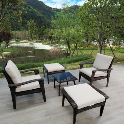 5 patios d'extérieur avec coussins et meubles élégants / design