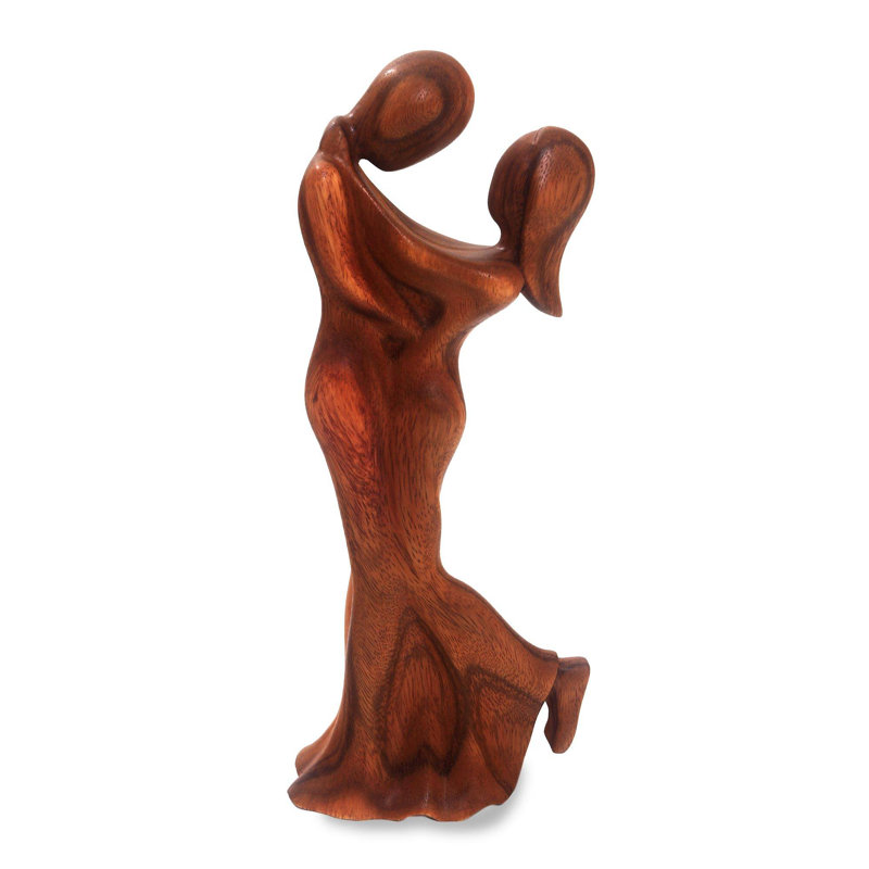 Sculpture en bois romantic Embrace de Orren Ellis