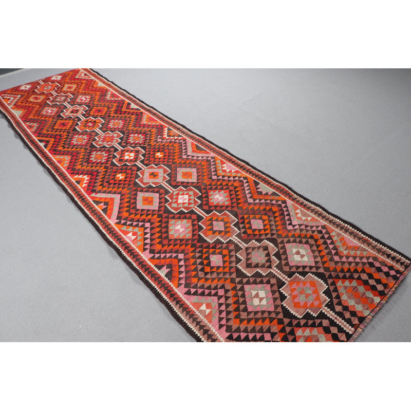 Chemin de table kilim turc fait à la main avec des motifs géométriques audacieux rouges et roses pour une touche vibrante à votre décor