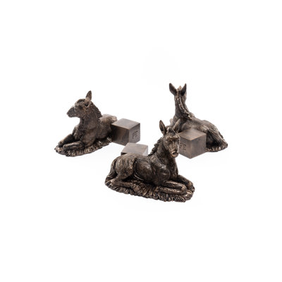 Pieds de pot de couleur âne bronze dans une boîte cadeau