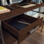 Bureau compact à finition brune avec tiroir de rangement, parfait pour le bureau à domicile et le salon
