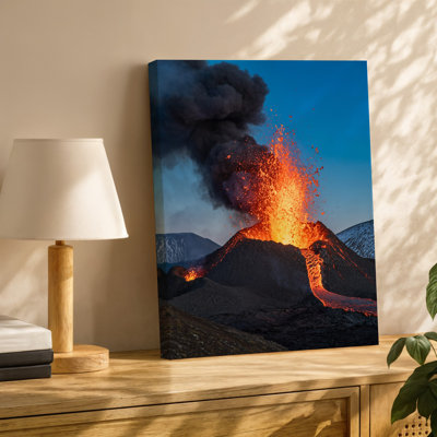 Toile, une éruption volcanique dramatique domine la scène avec un art mural imposant, colonne de lave orange vif et rouge éclatant