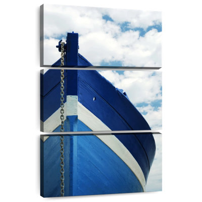 Bateau de pêche bleu ancré Mehar