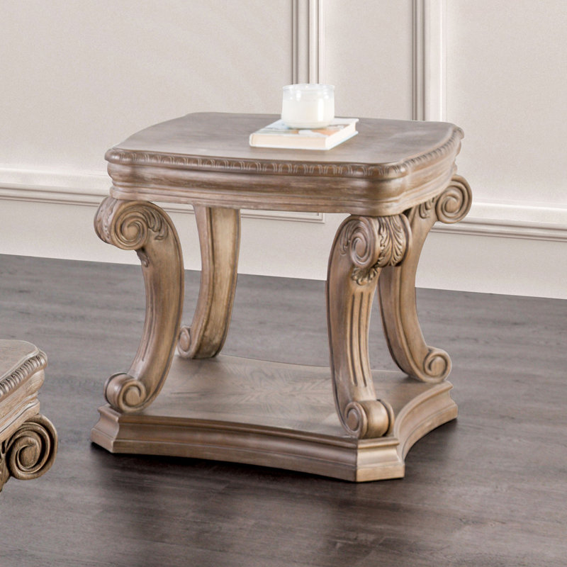 Table de bout en chêne de style traditionnel avec pieds de volute et rangement ouvert Détails sculptés Table basse - non incluse, table