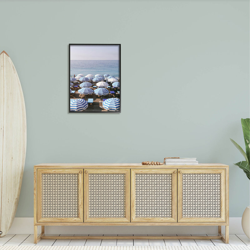 Parasol de plage, art giclée de ciel clair par Carina Okula, H 30 po x l 24 po x P 1,5 po, Giclée encadrée noir minuit