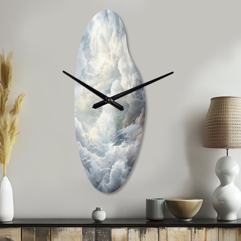«Clouds Whispering Clouds II - Clouds», horloge asymétrique en métal, horloge murale incurvée grise, Moyenne