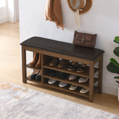 Un long banc à langer réglable en hauteur en bois d'hévéa naturel comprend un siège confortable, un espace de rangement dissimulé et de grands compartiments de rangement. présente un grain de bois naturel
