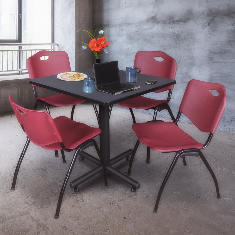 Table de salle de repos carrée Nicklo, chaises empilables 4 M, Bourgogne, Gris