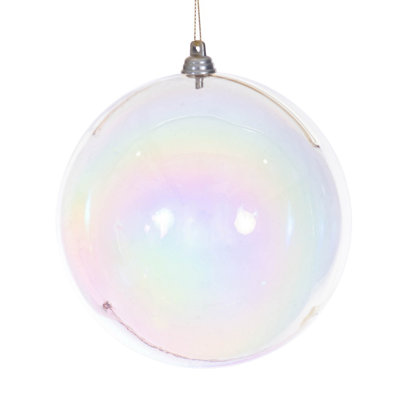 Balle irisée de 4,75 po. Cet ornement iridescent brille d'un fini arc-en-ciel brillant et ajoute une touche d'élégance à tout décor des Fêtes. Comprend 3 ornements par sac.