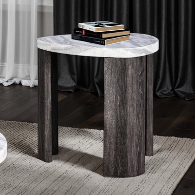 Table de bout contemporaine triangulaire grise avec motif en marbre reproduit et conception d'espace pour le salon principal, en bois d'hévéa, avec roulettes dissimulées pivotantes, l 23,7 po x P 24 po