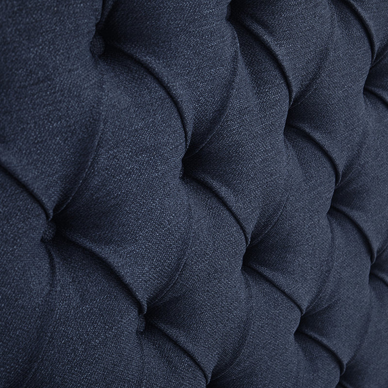 Tête de lit tapissier bleu marine, grand lit avec capitonnage à boutons et double garniture cloutée, tête de lit élégante à pieds réglables en métal pour le lit, boutons à oreilles, têtes de clous argent mat, noir