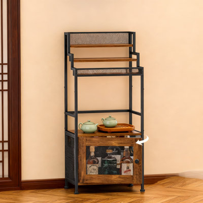 Armoire à boissons alcoolisées à 3 niveaux avec support à vin et armoire de rangement, organisateur de barre de plancher autoportant avec étagère de présentation étagée et porte en filet pour bouteilles de whisky et accessoires de bar