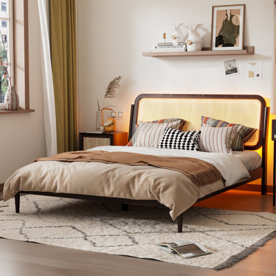 Grand lit plateforme en bois avec rangement à DEL et tête de lit en rotin