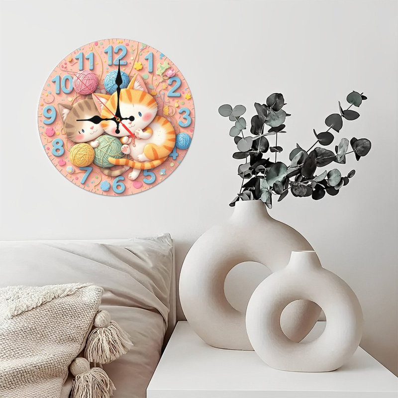 Horloge pour chat avec de jolis chatons et des boules de laine