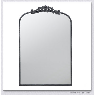 Miroir de conception classique avec cadre d'inspiration baroque pour salle de bain