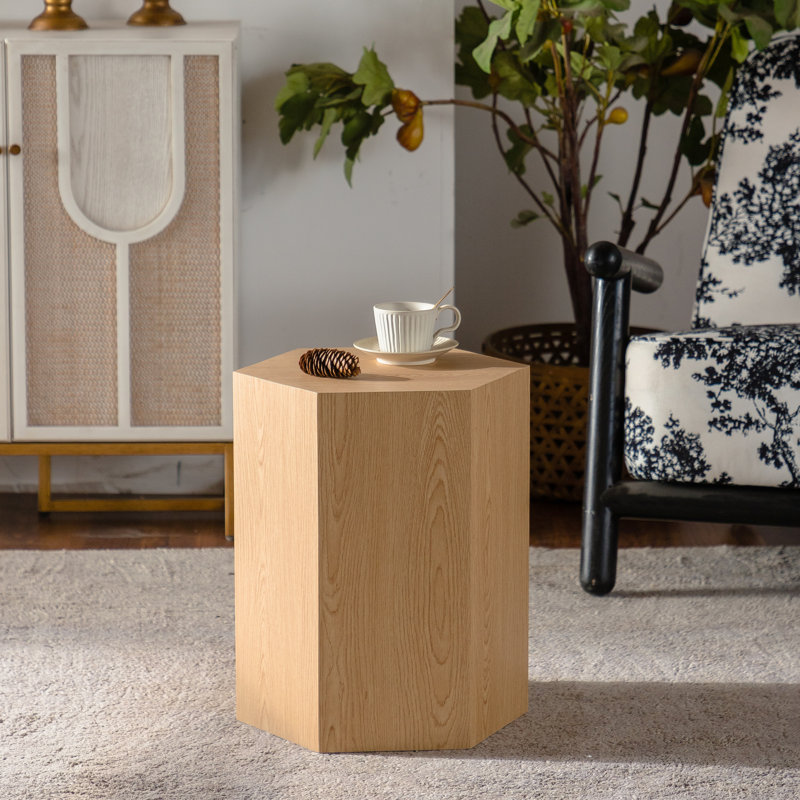 Table basse hexagonale moderne en bois naturel, livrée assemblée, idéale pour les petits balcons, dimensions : 40 x 34 x 48 cm. Style réaliste et confortable, facile d'entretien.