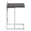 Une base en métal chromé robuste se dresse au-dessus du plateau de table pour former une poignée qui peut être utilisée pour transporter cette table légère au besoin dans un salon ou une chambre à coucher, ou dans toute pièce nécessitant une petite table d'appoint-1019505707-1019505701