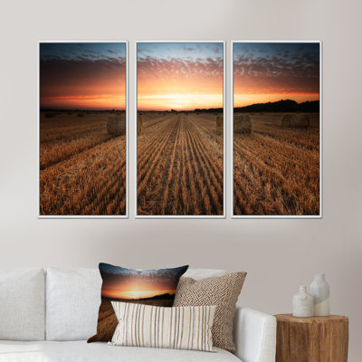 Paysage avec un champ plein de balles de foin au coucher du soleil - Photographie flottante sur toile 3 pièces