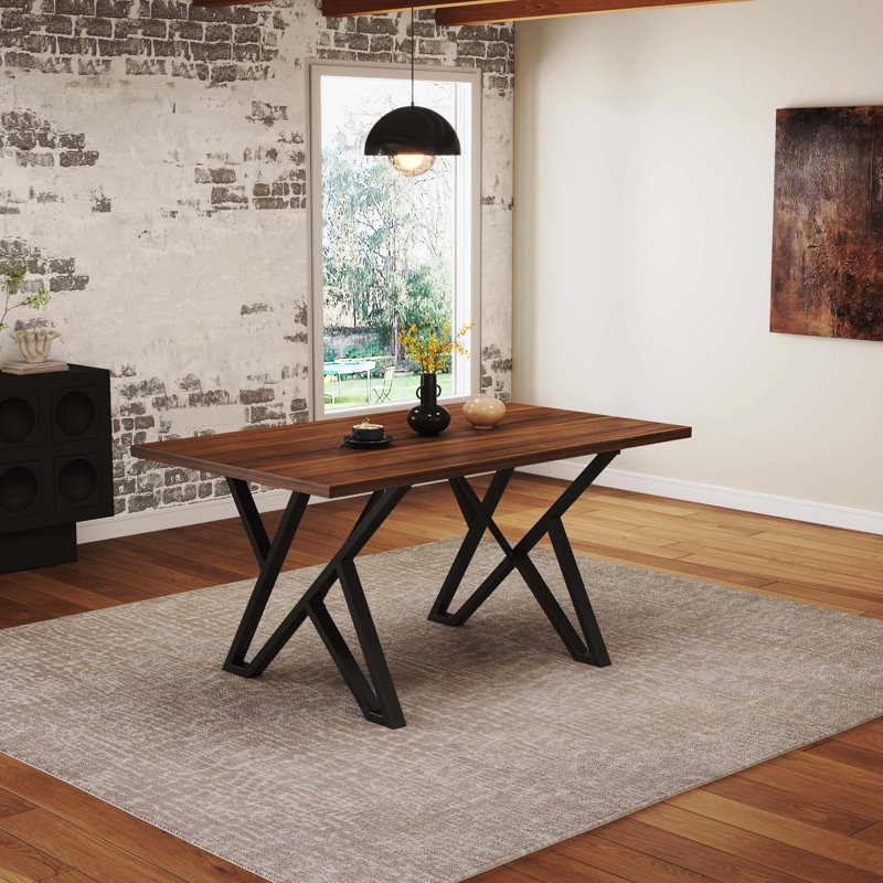 Table de salle à manger en noyer avec pieds robustes en métal