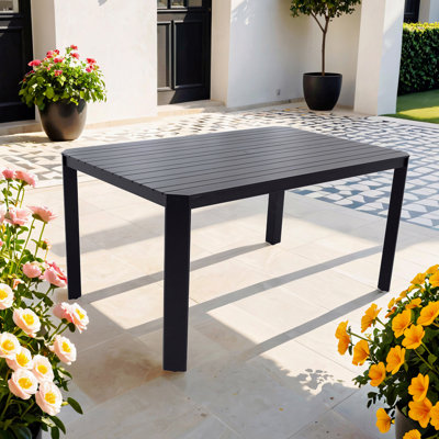 Table de patio d'extérieur moderne en aluminium, avec lattes larges et étroites alternantes, coins inclinés, grand trou de parasol de 2 po et patins antidérapants réglables