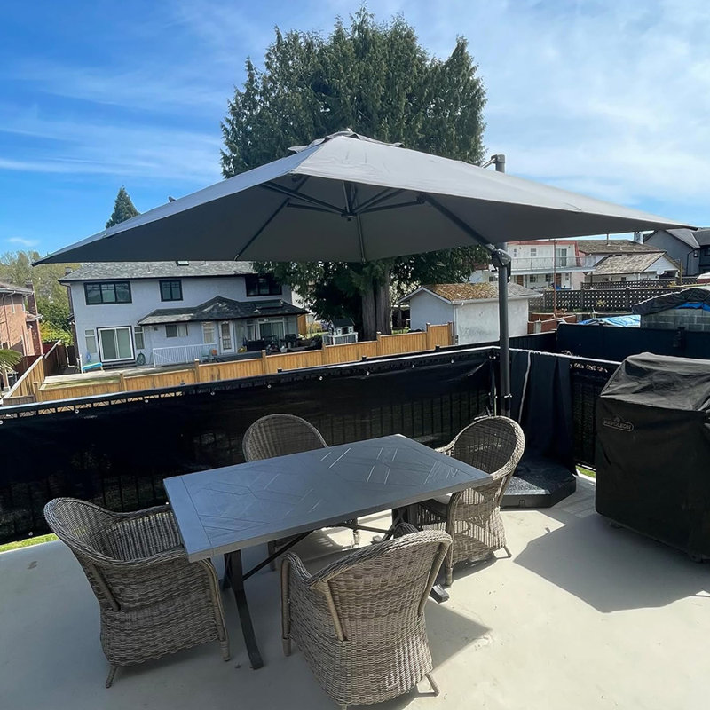 Parasol carré en porte-à-faux gris clair 9 po avec base et rotation à 360 degrés Murren, H 108 po x l 108 po x P 108 po