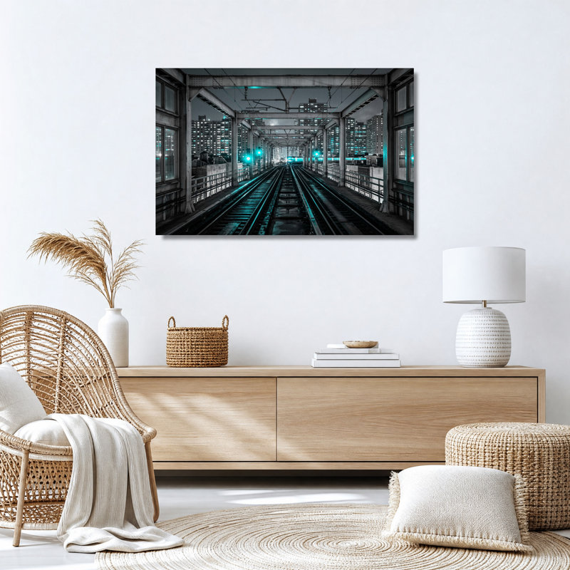 Tableau sur toile représentant des voies ferrées surélevées illuminées de turquoise dans une ville nocturne