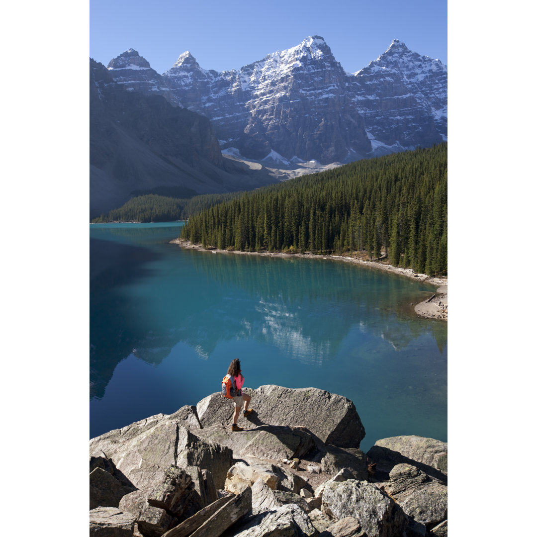 Frau beim Wandern mit Rucksack am Moraine Lake, Alberta, Kanada