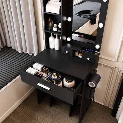 Coiffeuse compacte noire avec miroir, éclairage DEL réglable, prise électrique, support pour sèche-cheveux et tabouret - Design américain pour petites chambres - Meuble-lavabo en verre, style classique moderne et capitonné