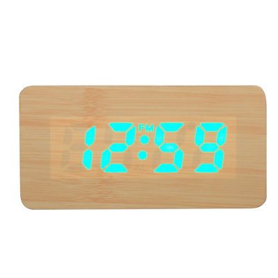 Réveil numérique DEL RVB 115 couleurs, alimenté par USB ou piles, affichage de l'heure, de la température et de la date, luminosité réglable sur 3 niveaux, commande vocale, fonction snooze, deux ports USB – Bois naturel