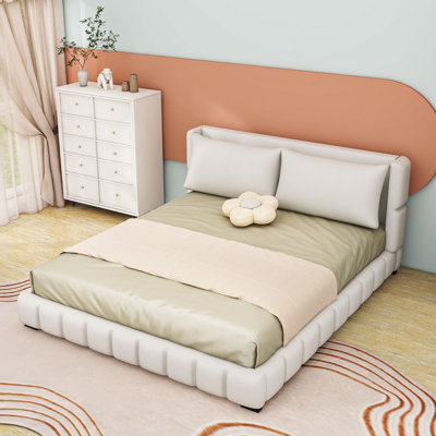 Lit plateforme tapissier avec 2 coussins