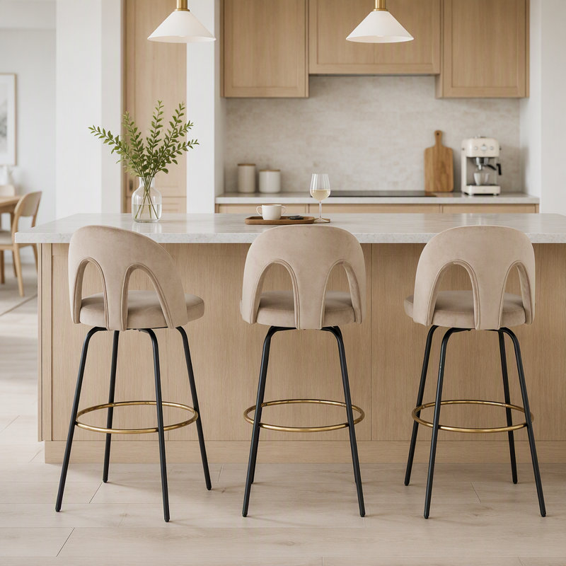 Tabouret de bar à hauteur fixe avec pivot en métal noir et velours taupe avec repose-pieds rond en métal doré - ensemble de 2