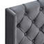 Grand lit plateforme avec boutons en velours et support en lattes de bois - Sommier gris