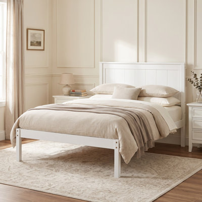 Lit plateforme en bois, tête de lit à panneaux verticaux, style ferme moderne, chambre