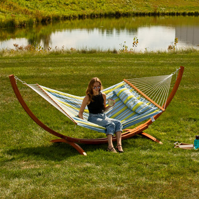 Hamac avec barre d'écartement en polyester pour 2 personnes West Hewish