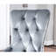 Ensemble de 2 chaises d'appoint à oreilles en flanelle gris foncé, bois massif, revêtement acrylique, garniture cloutée et miroir. Conception de salle à manger 2 pièces, boutons effet cristal, miroir, bois.