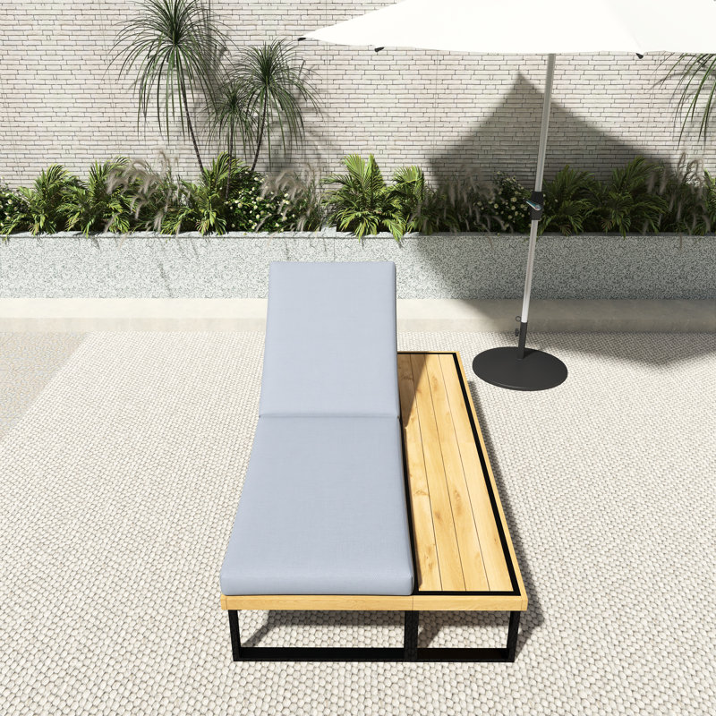 Chaise longue d'extérieur inclinable avec 5 positions de dossier réglables, coussin confortable et table d'appoint en bois, structure robuste pour la piscine, la cour et le jardin