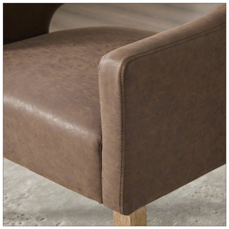 Fauteuil moderne rembourré en polyuréthane à dossier ouvert avec pieds en bois d'hévéa, parfait pour le salon et la salle à manger